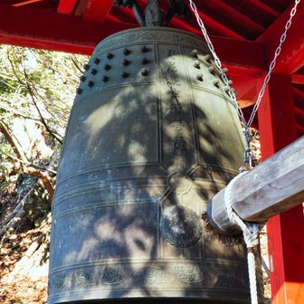 朝から聞こえていた鐘の音。鐘を撞くことができます。（連打禁止等の注意書きあり。）