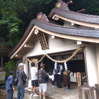 やっと着いた奥社