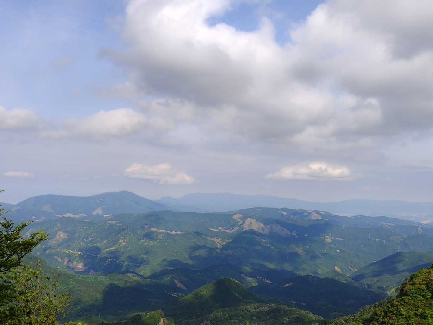 宝満山方面🧐
どうやら若杉山までの縦走路が見えている模様。
左の駒ヶ岳フォルムが仏頂山〜三郡山。