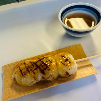 そして食後は特製の「牛頭様団子」
普通の串団子2本分のボリューム‥焼きたてで美味しい