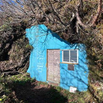 泊岩に到着。今晩泊まる溶岩洞窟。ここ来たかったので、本当に嬉しい。