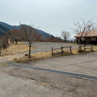 上の、ふくべの森駐車場

ここは車は停まっていませんね。