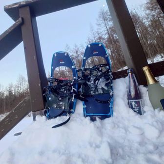 持ってきたお酒を外の雪で冷やす🧊
先日買ってきた八海山はみんなとの乾杯酒🍺*(ˊᗜˋ*)و