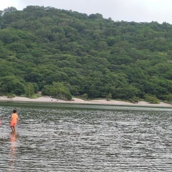 湖畔でのんびり　外国のこどもが遊んでます