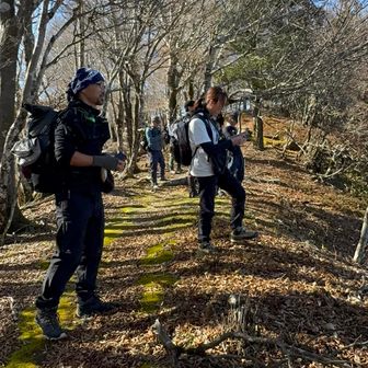 …やっぱり周回コースらしい。
私のお腹、耐えられるかな🫣

とにかく緩い気持ち良い稜線歩きさ♬