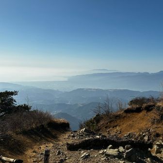 下山中，箱根・伊豆方面，この時間帯は登ってくる方で賑やかでした．