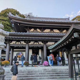 観音堂、金色の大きな観音さまがいらっしゃいます