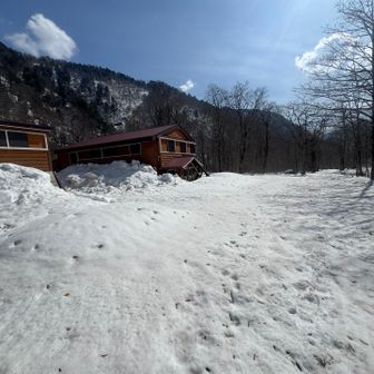 左俣林道の途中にある冬季閉鎖中のわさび平小屋です。（トイレも使えません）
夏は水に浮かべたきゅうりやトマトが名物ですよね😃　ワタクシは小屋には泊まったことはありませんが、小屋の裏手にあるテン場でテント泊したことがあります🏕️