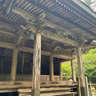 古いが、荒れてはいない｡さっぱりと清められているのがわかる｡本堂に向かって左手にあった看板に､亀山市の文化財とあった｡