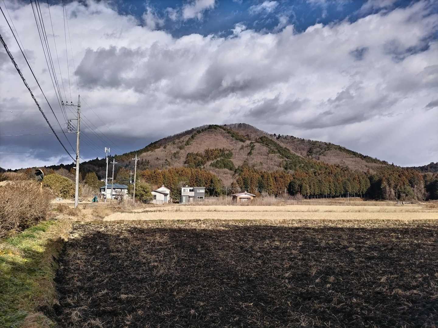 下山して振り返る寅巳山