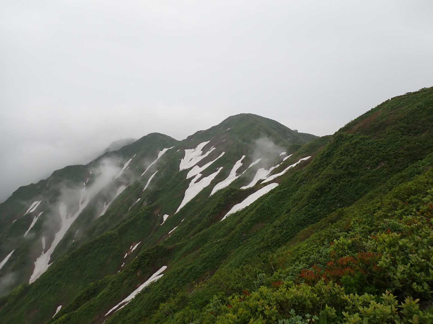 神室山東向きの斜面