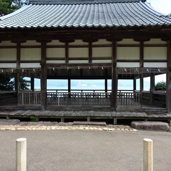 常宮の建物です。建物の間から見える海が良い風景でした。