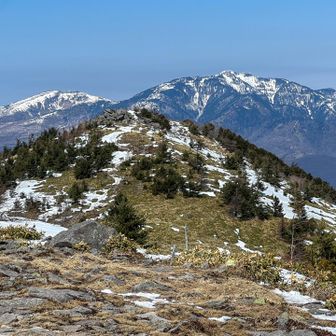 湯ノ丸山北峰と根子岳、四阿山