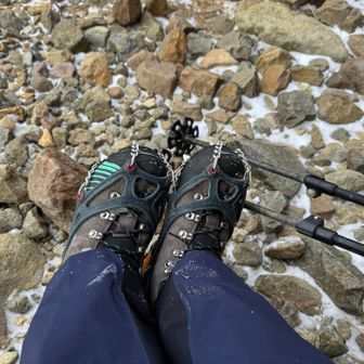 避難小屋内はいっぱいなので
外のベンチで小休憩☕️