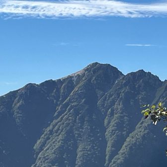 空木岳アップ！
左半分のなだらかなところが退屈しながら登ってた砂浜のようなところ。白くみえます。
山頂から右は、遠くからでも荒々しいのがわかります。山頂では、何も見えなかったけど、縦走したからこそ見える空木岳の全容に感動しました🥹