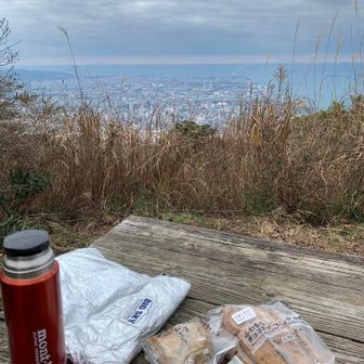 遅すぎるランチ
このあとは　絶景と噂の小文字山を目指す