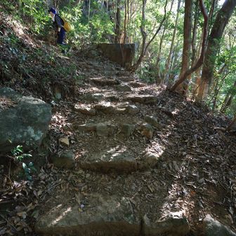 行縢山 立派な石の階段