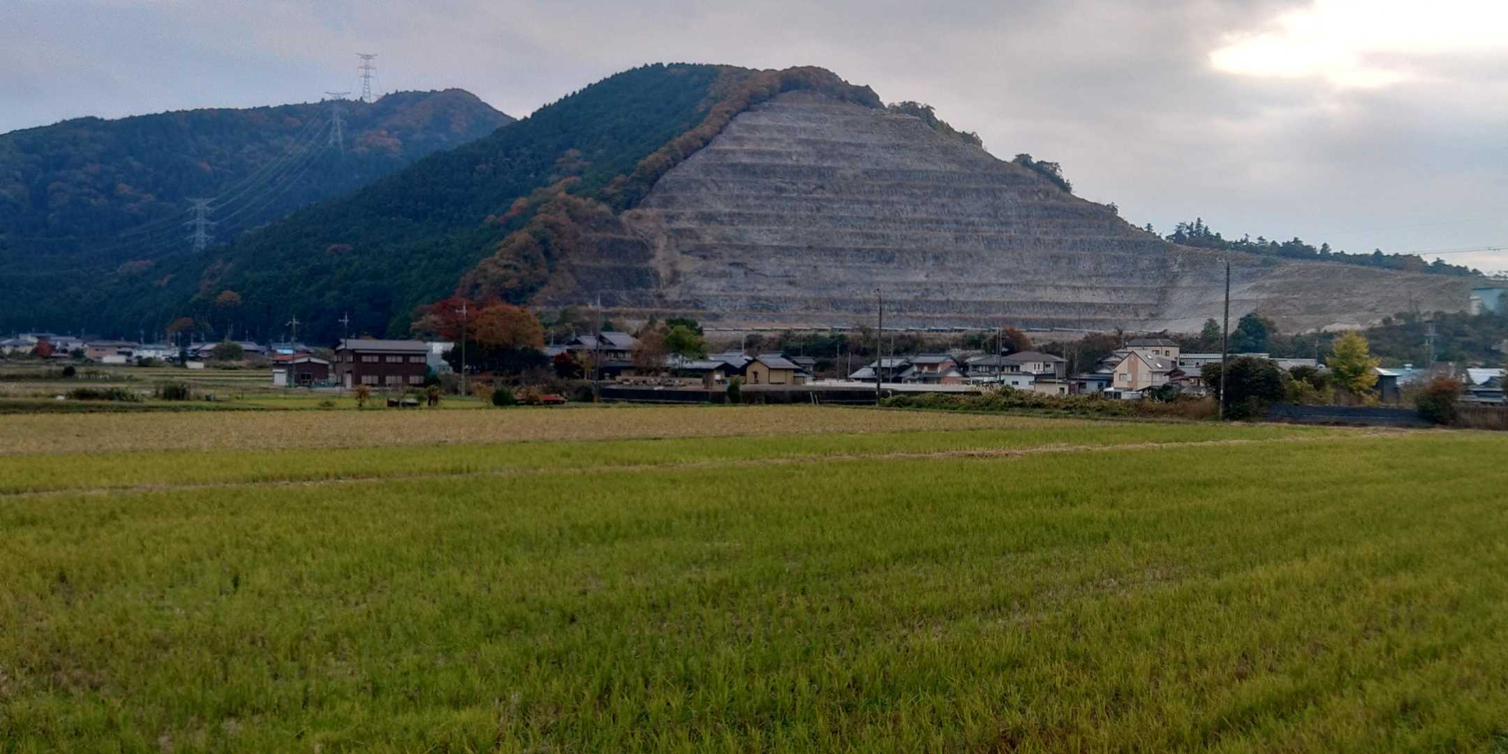 あとは車道をテクテク歩く。
最初に唯一の眺望あったときに見えた削られ山。ここらはオール石灰岩の山だもんね