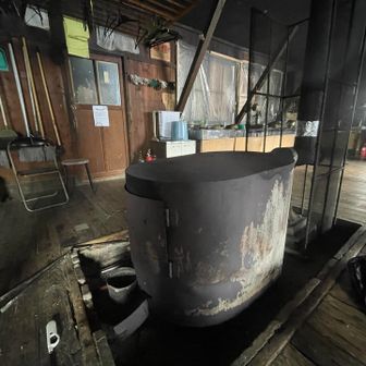 大きい薪ストーブ
最初息が白くて足裏とても寒い