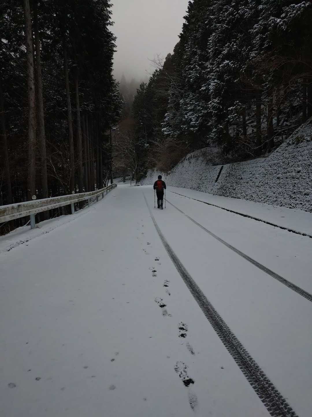 歩き始めからチェーンスパイク履きました。