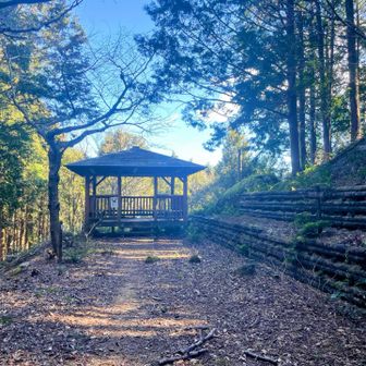 八鬼山峠の休憩所