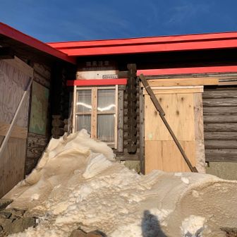 正面玄関は閉鎖