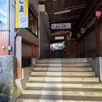 お土産物屋さん、まだ開いてませんが、いい感じです