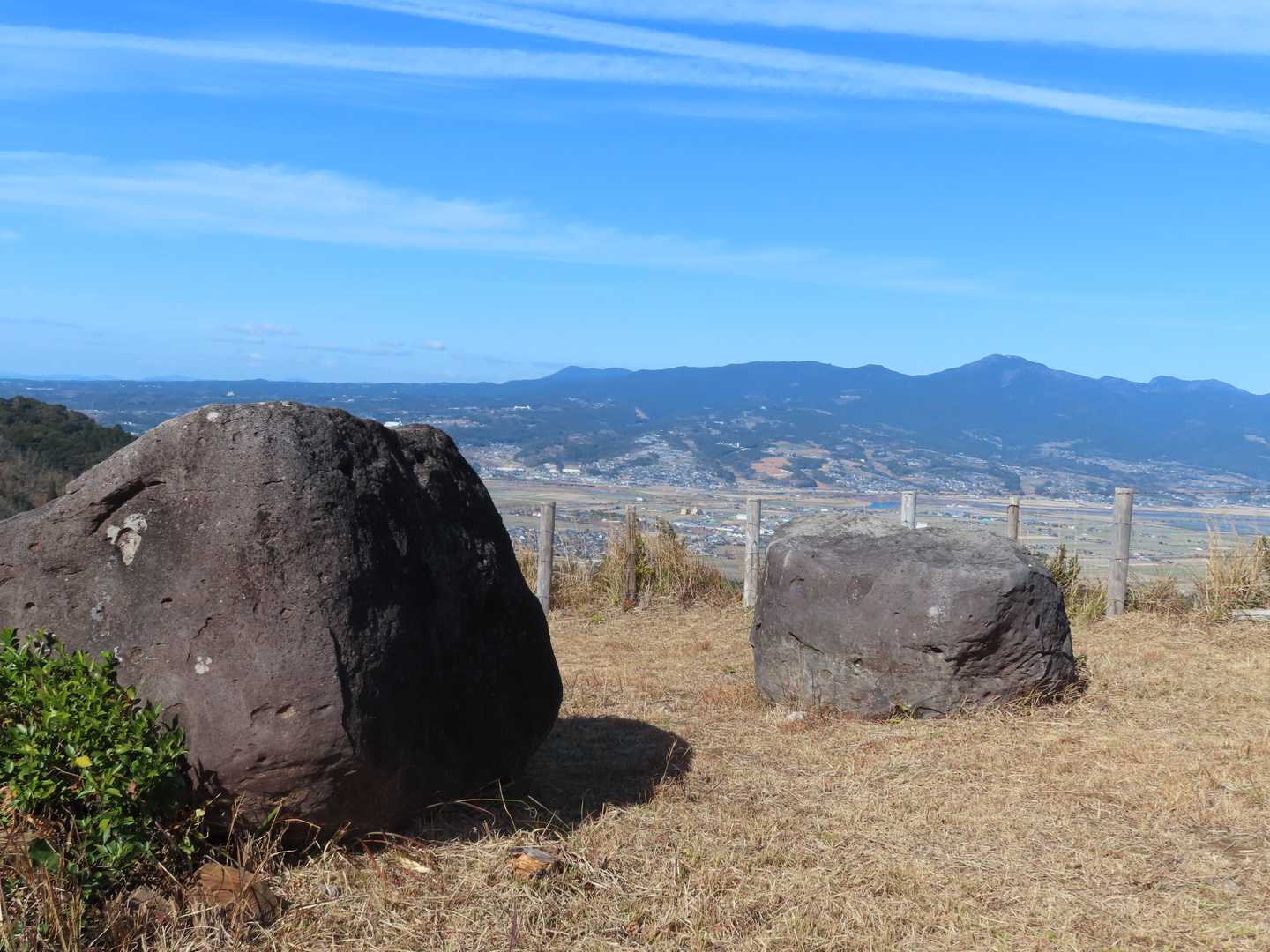 山頂はポツンポツンと岩が。
岩の陰でランチタイム。