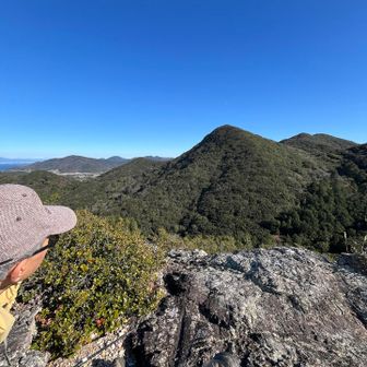 超えて来た山を見る

４つ目の七つ山まで行くと帰りが遅くなるし
強風と急坂に疲れて
今日はここまでにすることに決定🏁
夫、とてもヨロコブ

取り残した七つ山は
また今度、西側から登ろー