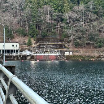 千頭ダムへ着いた。
そこには静かに冷たい風が吹いていた。
ダムの水面は規則正しいさざ波となって揺れている。それは決して囃し立てることもせず、ただただ同じ動きを繰り返していた。

僕は確かにここにいる。それだけで十分だった。