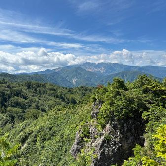 三方岩岳山頂から白山御前峰を臨む。
手前に見える岩壁が力強いです。