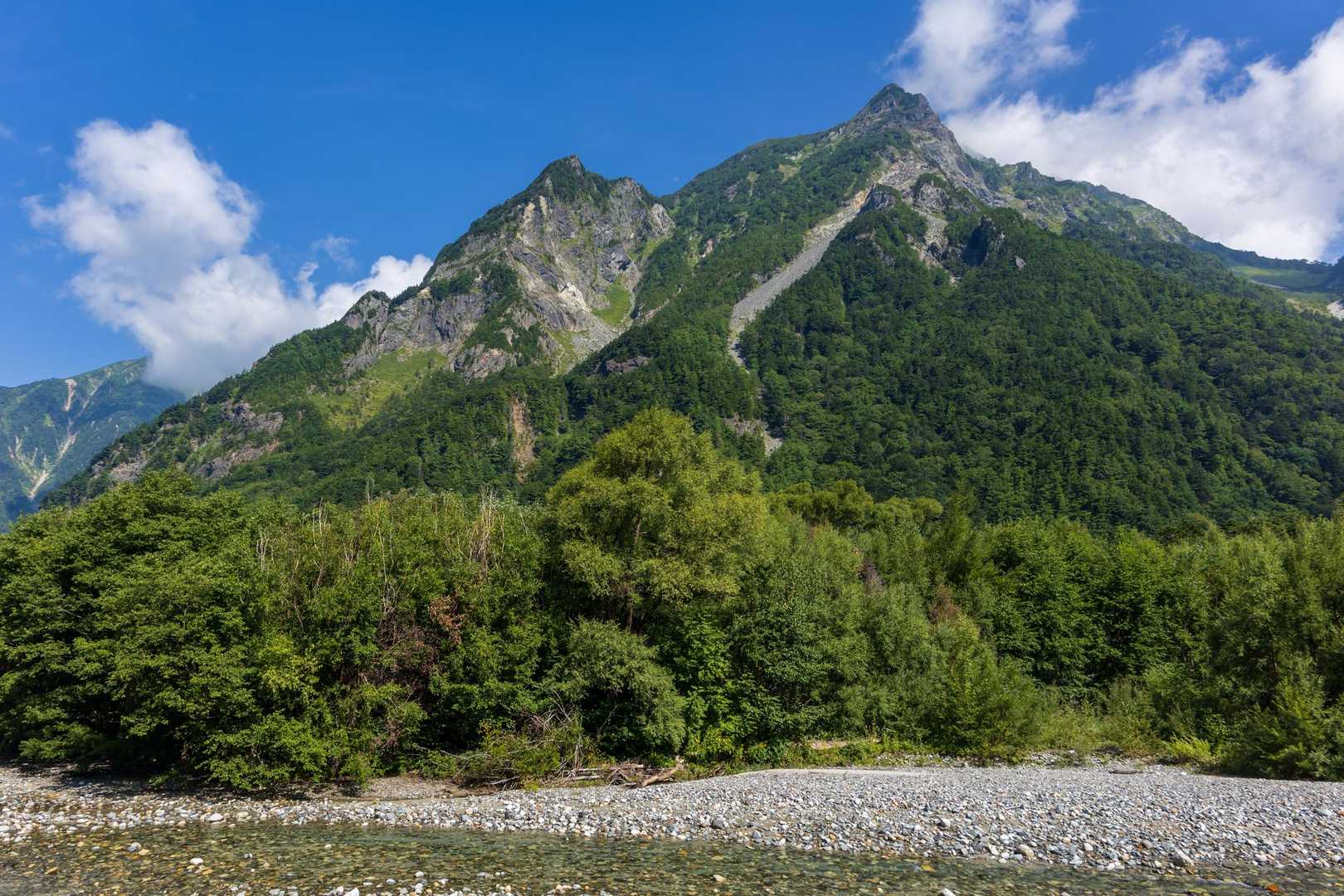 明神岳のこの姿が見えたらゴールは間近