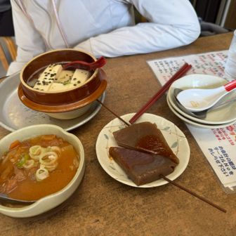 これから登る前にたくさん塩分補給。暑くて脱水？ここまで来るのに二人とも一旦気持ち悪くなってレモンラムネで回復😅