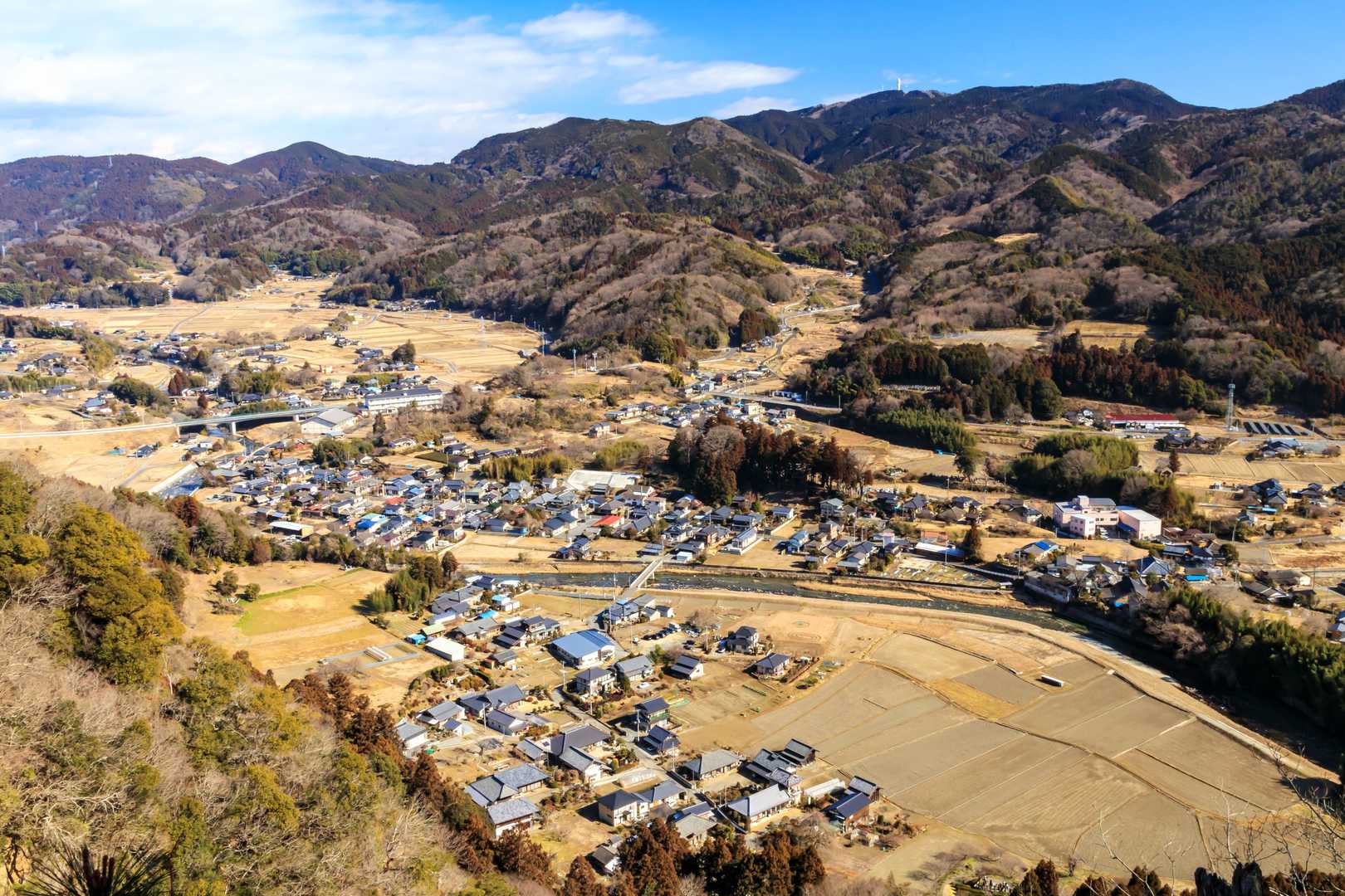 黒磯バッケ頂上付近から見下ろす。
里川沿いの田んぼに謎のミステリーサークルを発見！