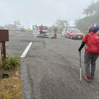遅くなりました。この後、コーラを買って乾杯して車で下山なんですが　この後ザーザー降り🌧️☔️🚗