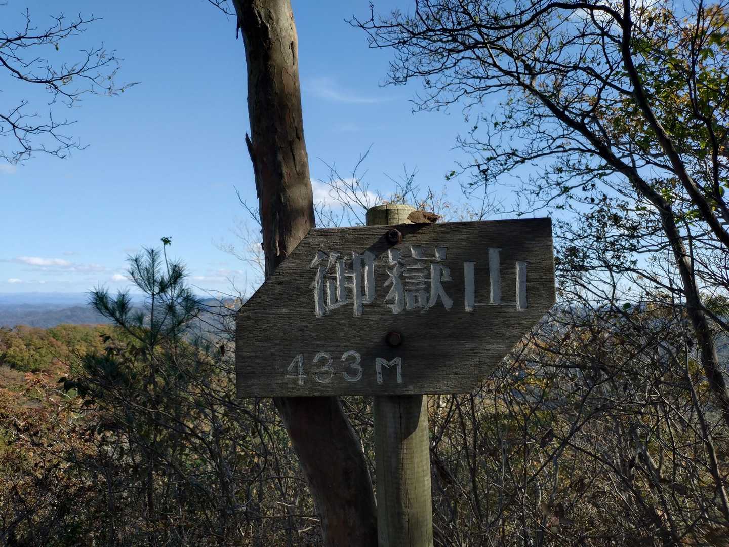 雨巻山周回 | 豊かな森から360度の大パノラマへ。ゆったり広い山頂は特等席の写真