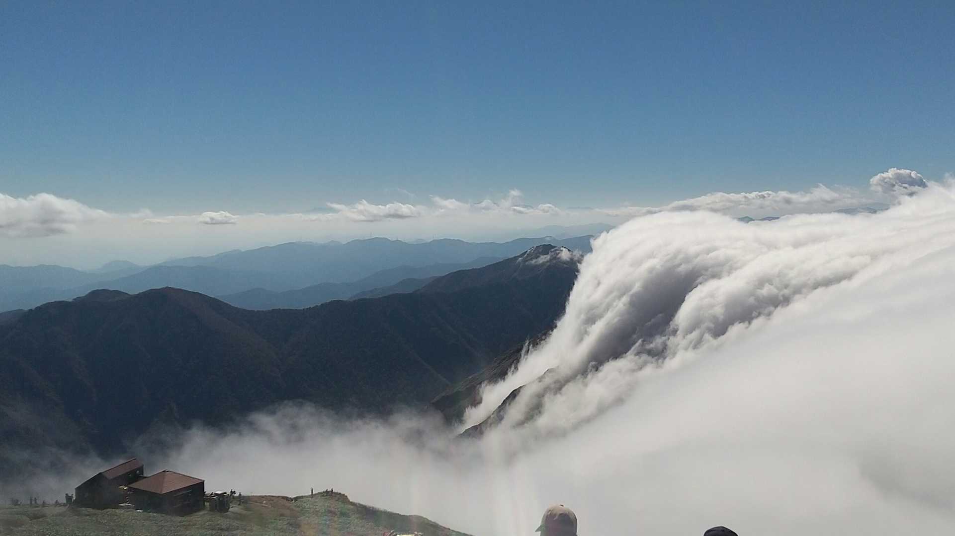 新潟から流れ込んでくる滝雲。あたりは真っ白になっていきます。