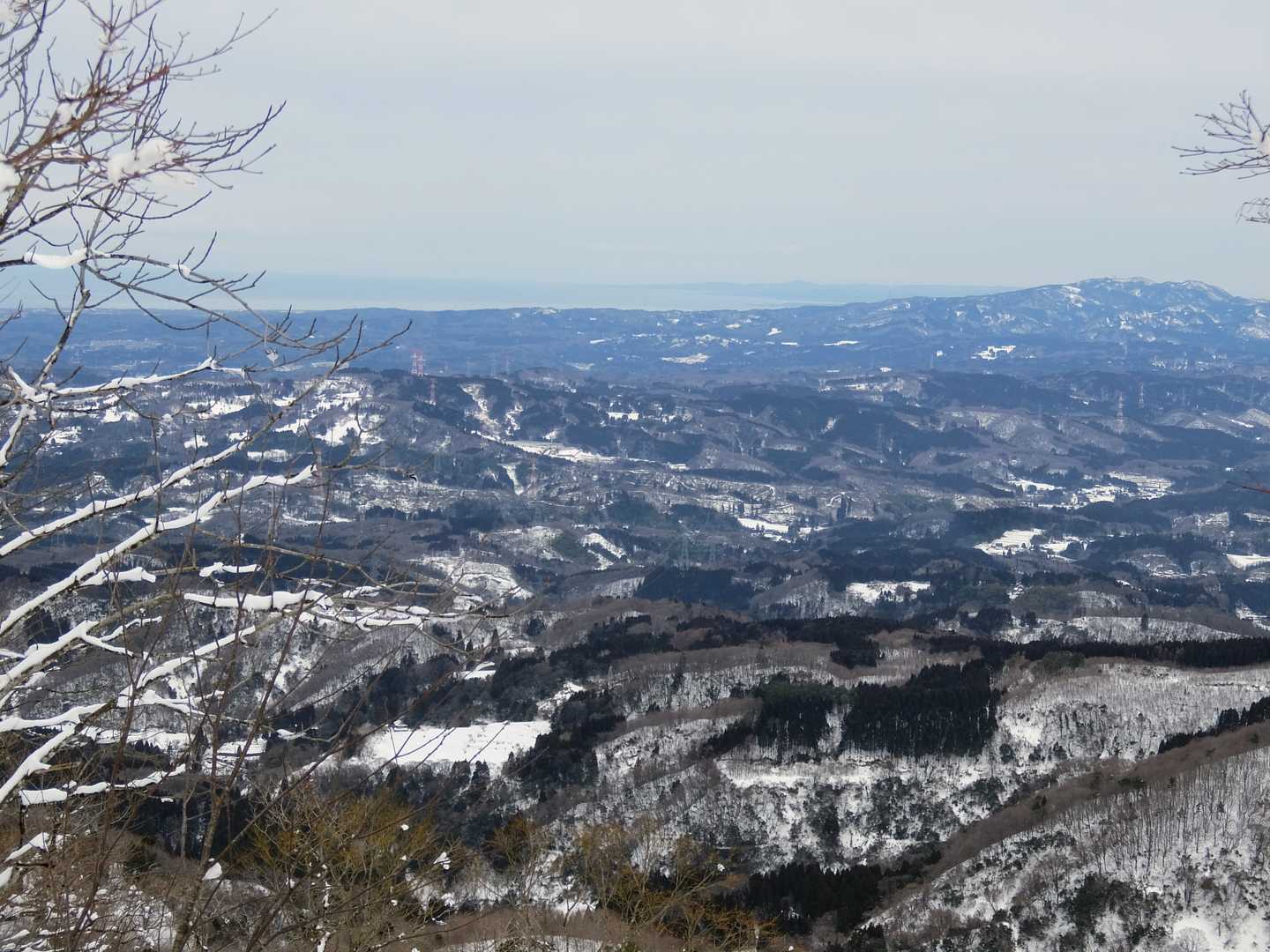 能登半島日本海側、右手は宝達山