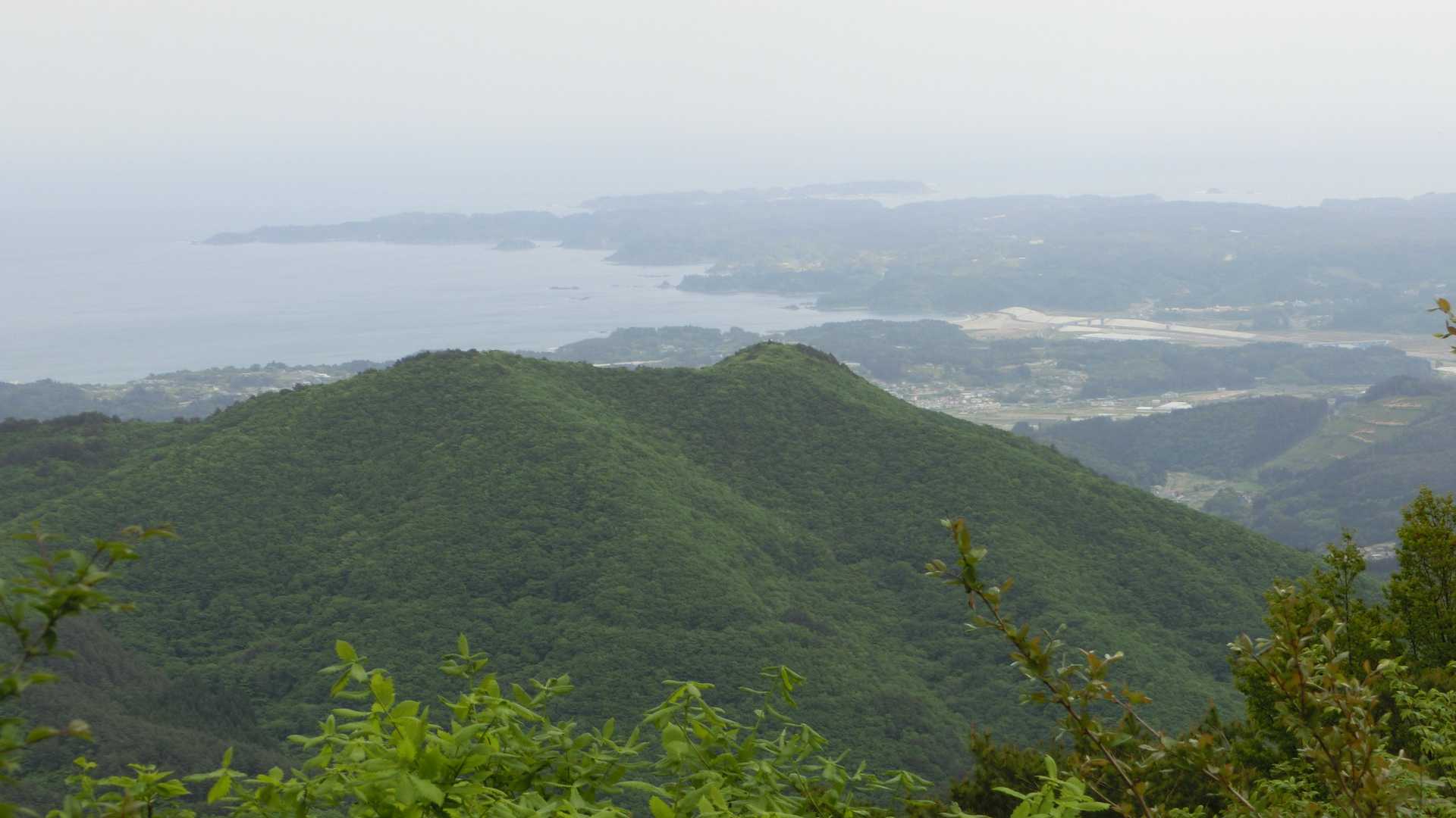 祠横の岩の上に登って〇〇湾を見る！歌津湾ってあったっけ？適当ですいません🙏