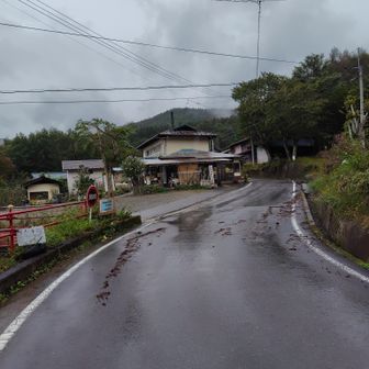 登山口から間もなく民宿みはらし