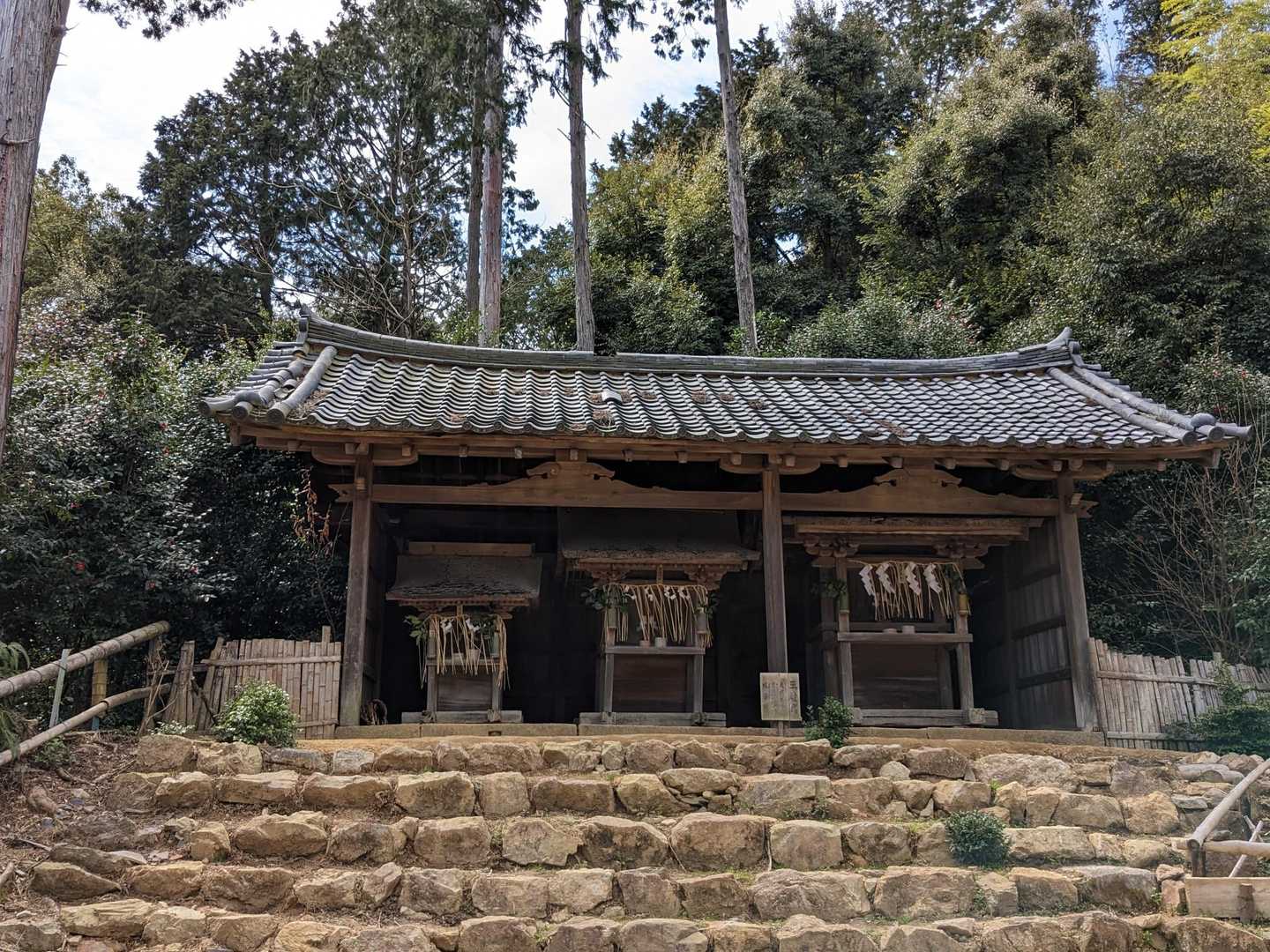 お墓を抜けたらすぐ前回通った道に合流しました❗
三社宮の前を通過します🚶