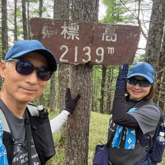 標高標識前で自撮り
眺望がないので下りようとしたらソロのヤマッパーさんが上がってこられ
どうやらこの先に眺望よいところがあるとのこと。