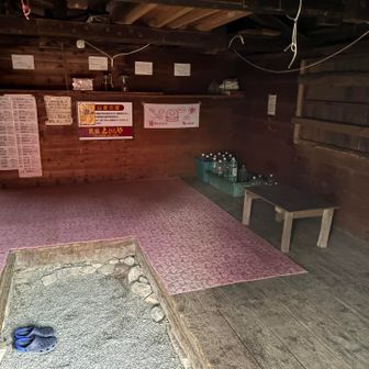 避難小屋の屋内