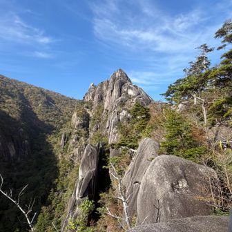 花崗岩の切り立った岩壁やハシゴ、ロープ、ワイヤー、へつり（崖の側面を通過）が連続します💧
