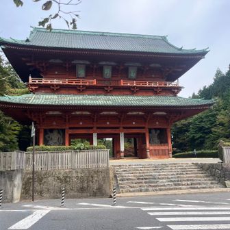 「金剛峯寺大門」
五間三戸の二階二層門、高さ25.1m。
女人禁制の時代はこれより先は、女性はここで禁じられていた。