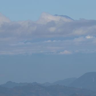 東峰より望む富士山
てっぺんが少しだけになっていました