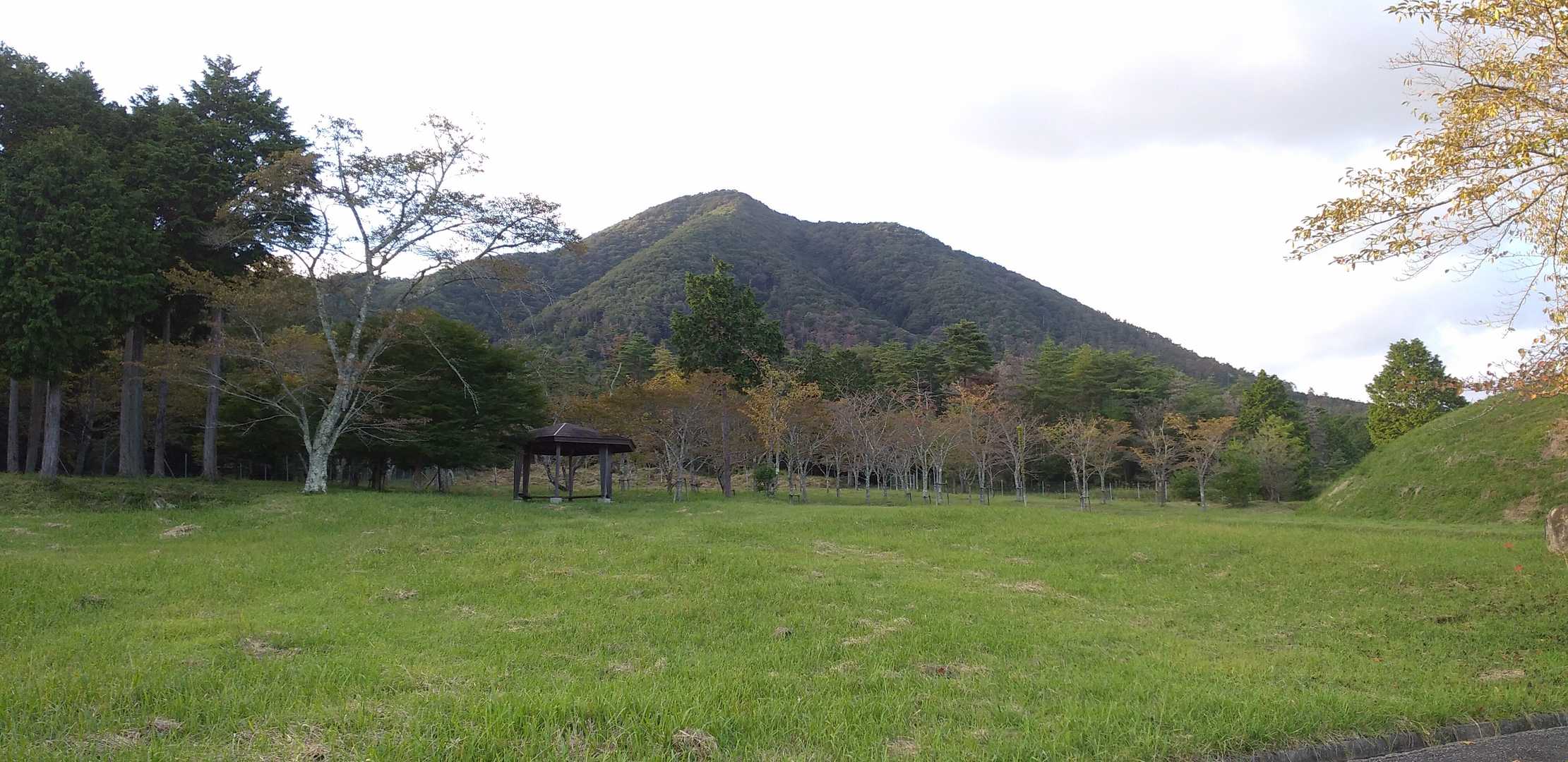 妙見山全景。少しですが紅葉が始まっています。