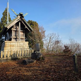 山頂の社です。所要時間はちょうど2時間でコースタイムどおりでした。でも明日からの筋肉痛が心配。