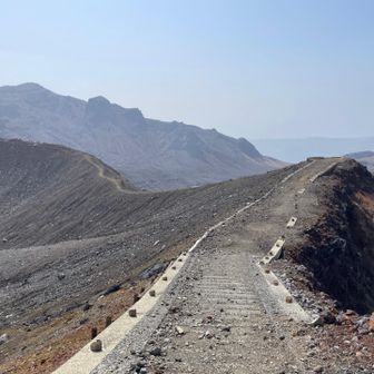 中岳へ向かい始め地点。少し万里の長城チック。
