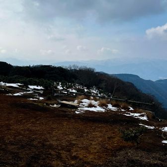 故郷方向を眺める。
ぼんやりとオラが村の烏帽子岳が見える。集落は見えない。確かに実家からは笙ヶ岳しか見えてない。
白い雪山は霊仙。